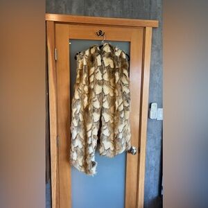 Hooded sleeveless faux fur coat